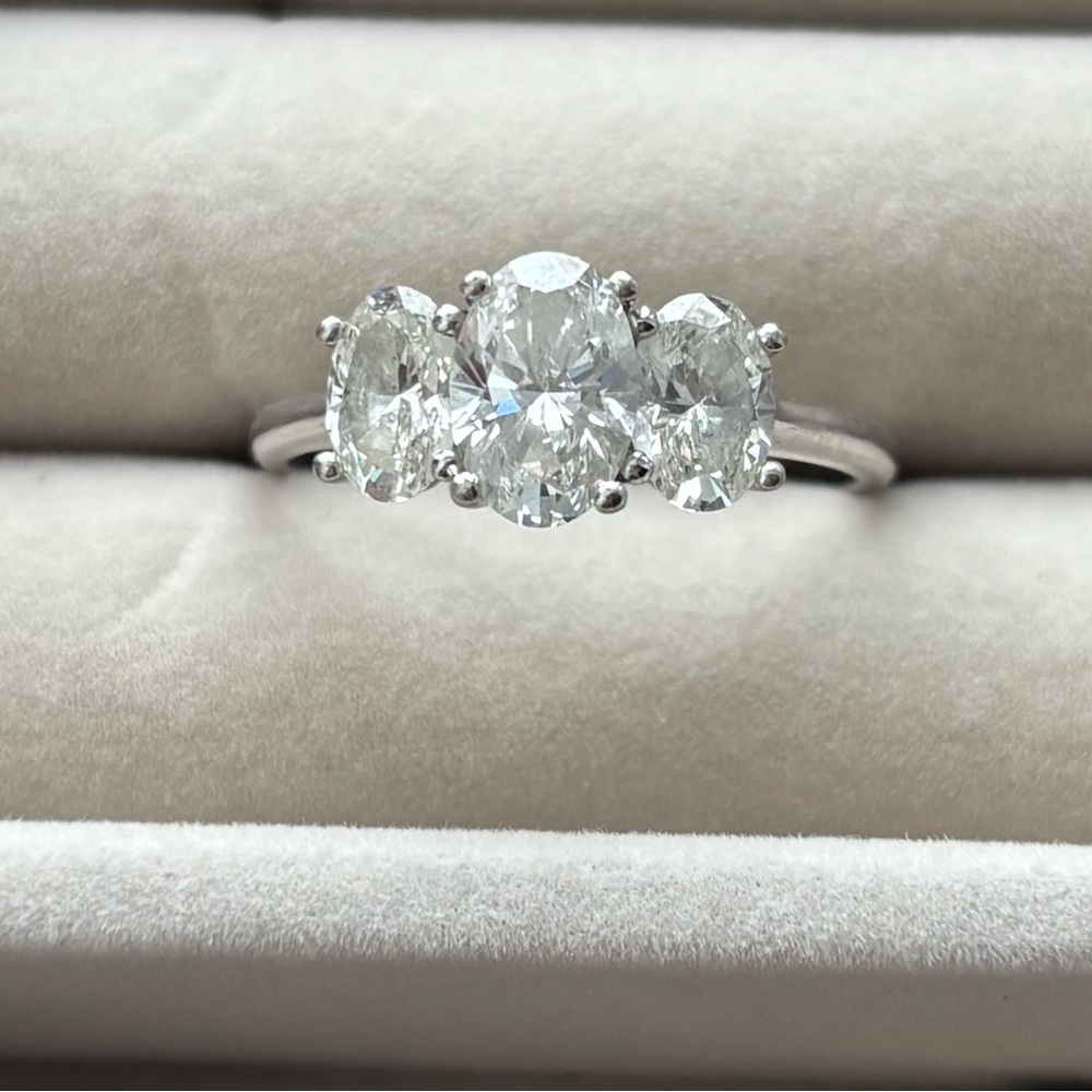 Elegant 2 carat ring - white gold - STUNNING - comes with cert/paper work